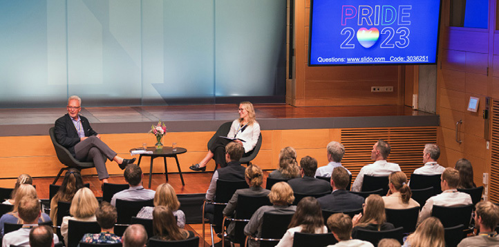 Two people sitting in front of an audience in Norges Bank’s auditorium