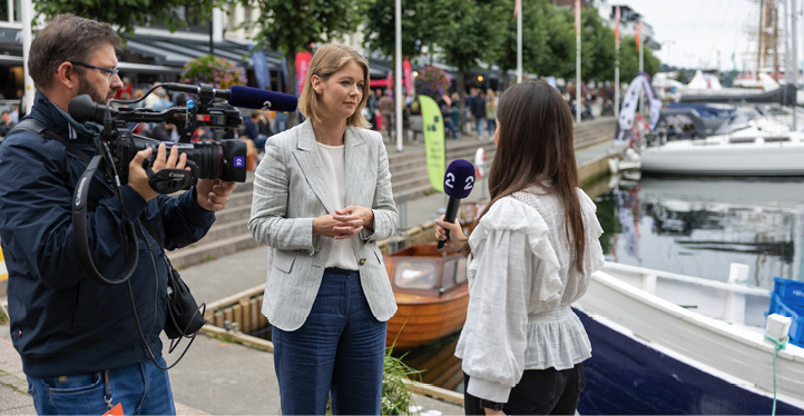 Ida Wolden Bache blir intervjuet av TV2 på kaia i Arendal