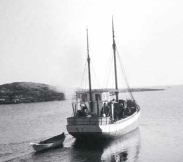 Ved Dyrvik på Nord-Frøya blir gullet lastet om.