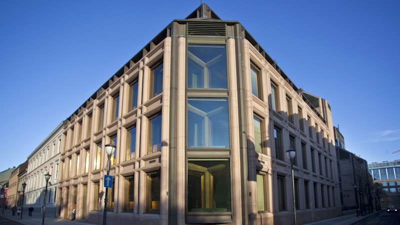 Bilde av fasaden av Norges Bank-bygget.