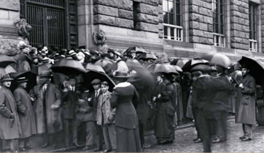 Etter utbruddet av første verdenskrig 28. juli 1914 stilte folk seg i kø utenfor Norges Banks lokaler for å få sedler innløst i gull. Fra og med 5. august ble plikten til gullinnløsning opphevet inntil videre.