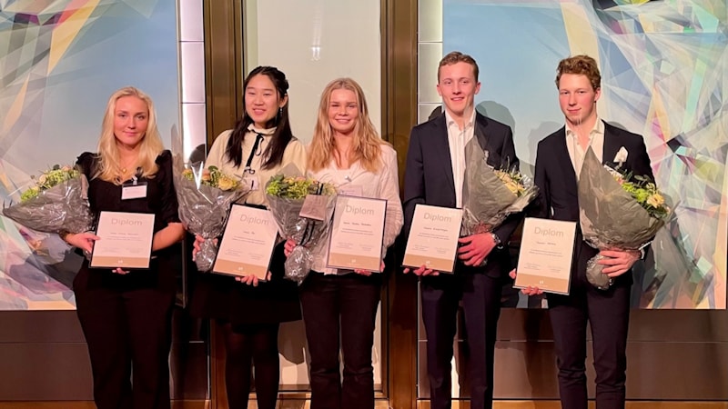 De fem vinnerne med hvert sitt diplom og blomsterbukett
