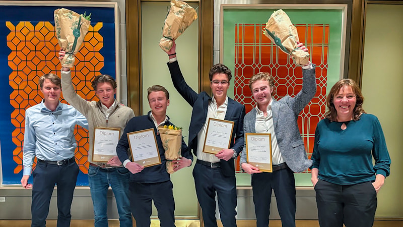 Vinnerne av Case-NM junior 2025/2026 samlet i Norges Banks lokaler