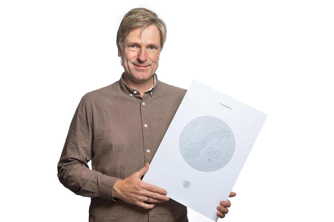 Kunstner Torgeir Husevaag med motivet «Triangeltekst»