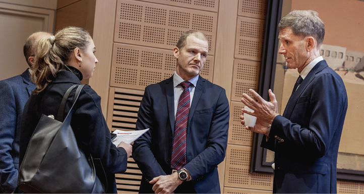 Deputy Governor Pål Longva and Executive Director Torbjørn Hægeland, Financial Stability, with members of the press in connection with the publication of the Financial Stability Report 2022.
