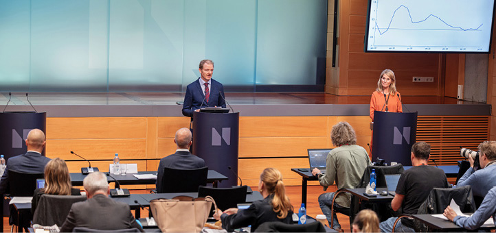 Pål Longva og Torild Lid Uribarri ved hver sin talerstol foran pressefolk i auditoriet