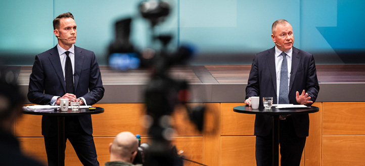 Trond Grande og Nicolai Tangen stående foran pressefolk i auditoriet