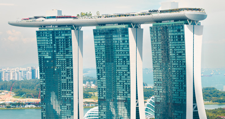 Marina Bay Sands i Singapore: Tre høye skyskrapere med en felles plattform med park og svømmebasseng som ligger oppå tårna