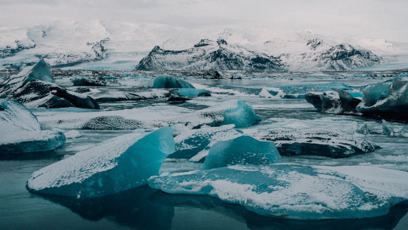 Isfjell og fastland i Arktis